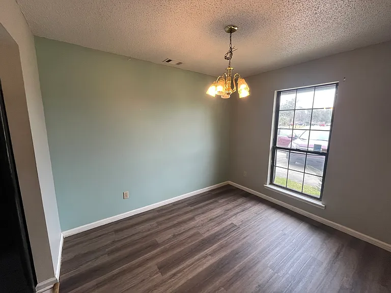 907 Primrose Ln — Photo 2