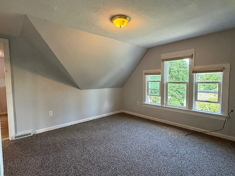 810 E Division St — Photo 6
