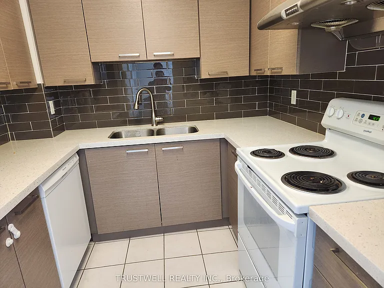 28 Empress Ave #1015 — Photo 2