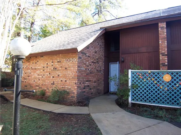 1009 Retreat St W, Pineville, LA 71360