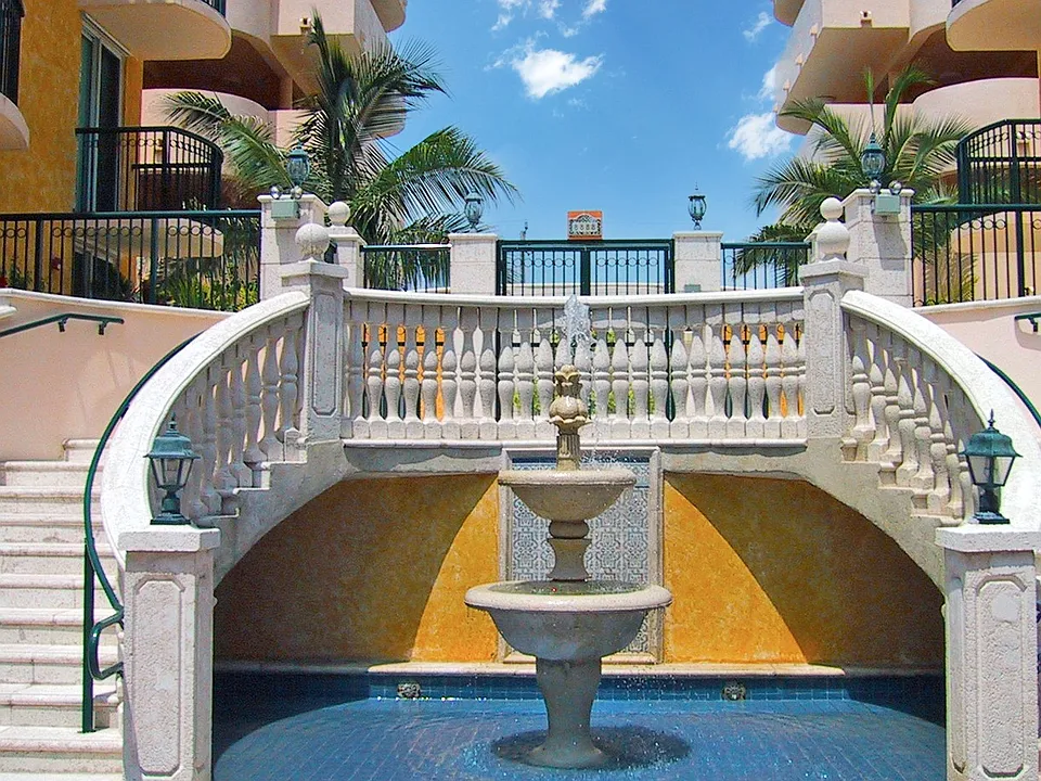 8888 Collins Ave #516