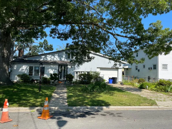 220 Park St, Copiague, NY 11726