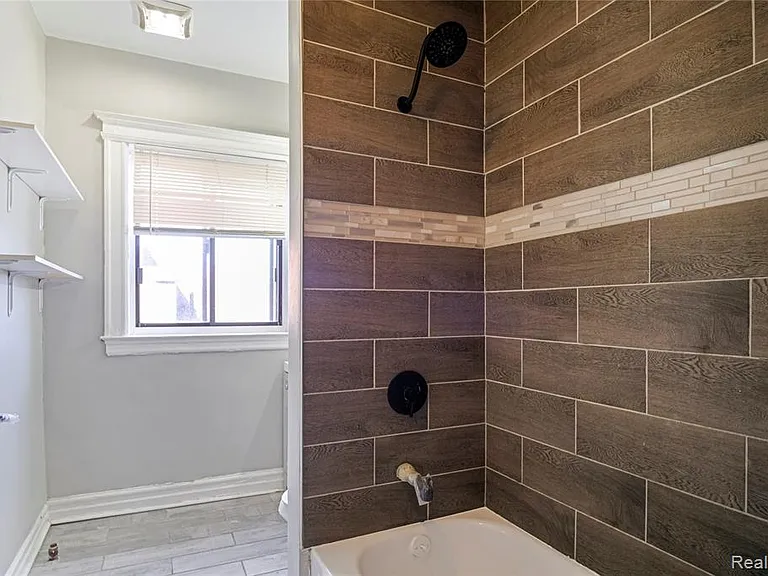 68 E Willis St #10 — Photo 10