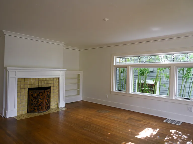 1921 E Lynn St — Photo 2