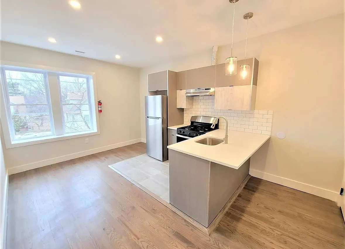 3 bed, 1000 sqft, $2,050 — Photo 2