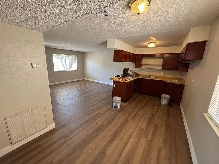 2205 N Jones Blvd — Photo 3