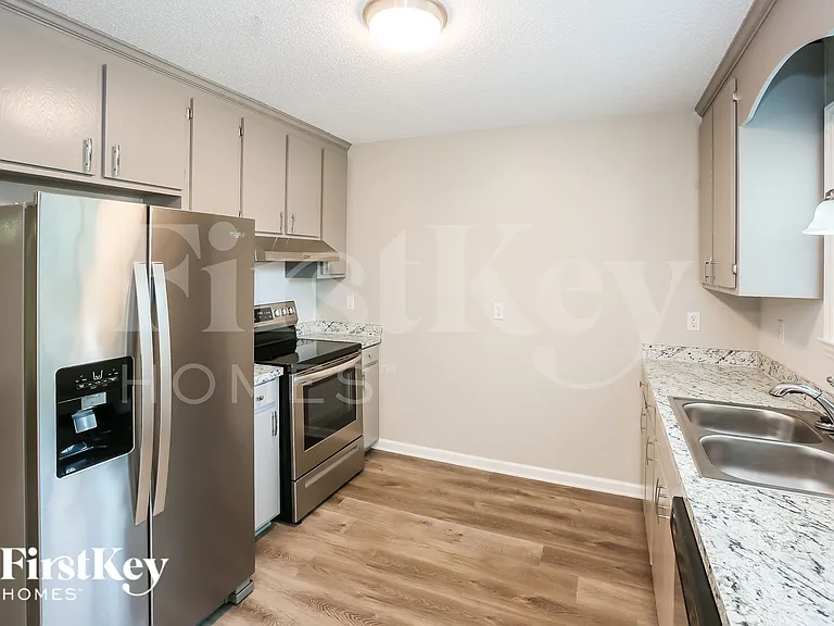 414 Chrysler St — Photo 7