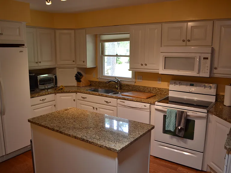 861 Hawthorne Dr — Photo 3