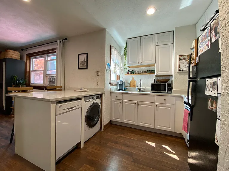 7 Lathrop Pl #1R — Photo 3