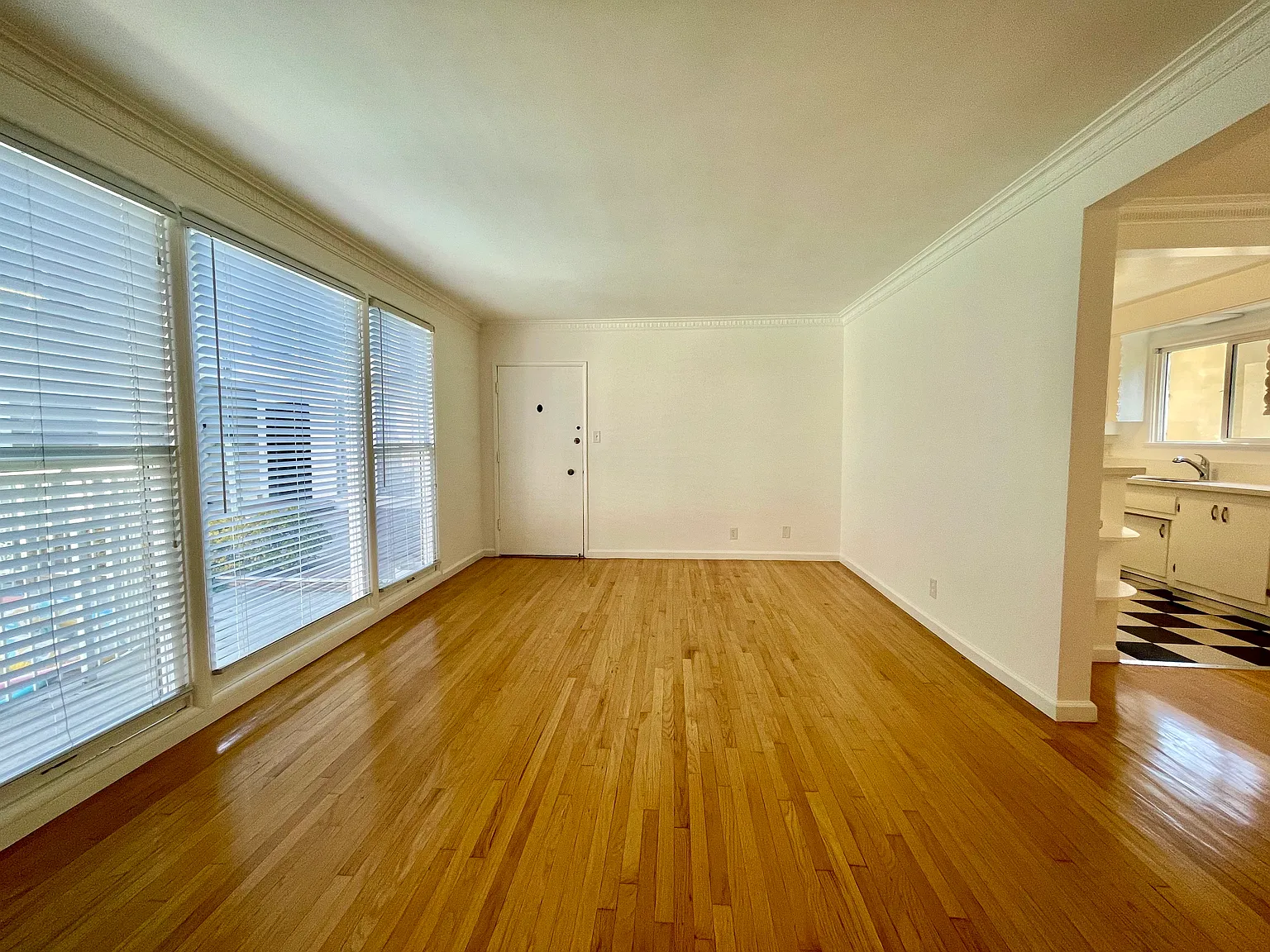 1266 N Laurel Ave — Photo 4