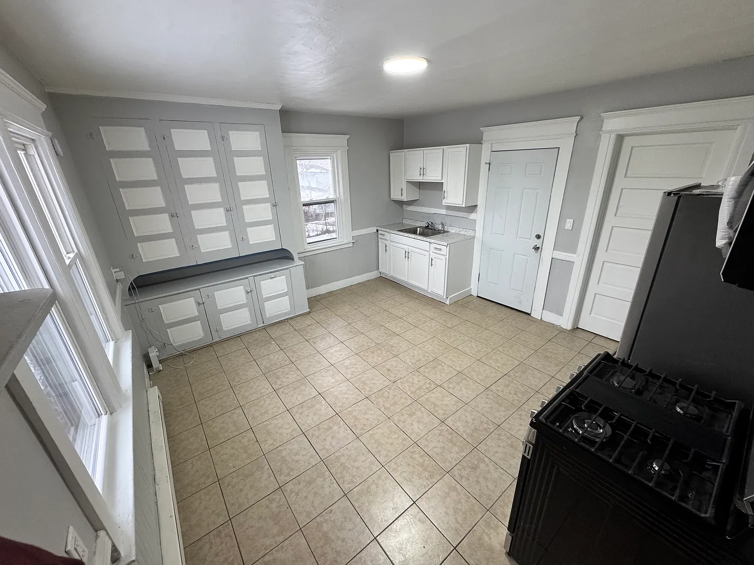 325 Richmond Ave — Photo 2