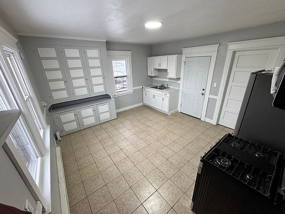 2nd image of 325 Richmond Ave #B1