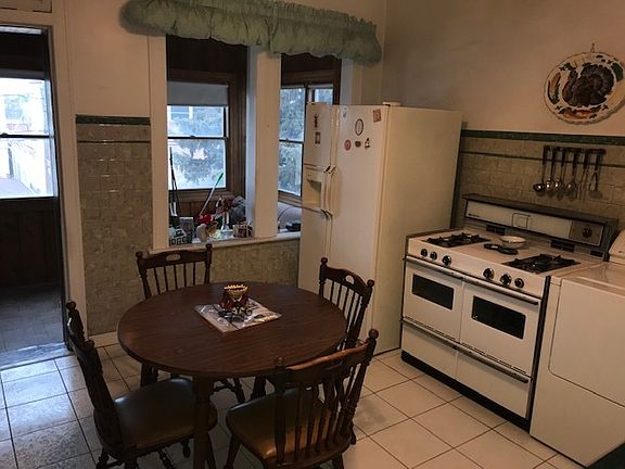 3rd image of 2948 N Fairfield Ave