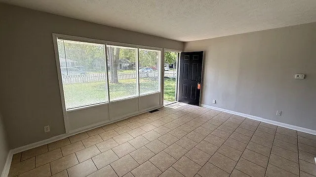 3 bed, 1.0 bath, 900 sqft, $1,250 — Photo 3