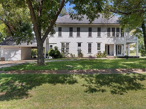 4th image of 1008 Railroad St