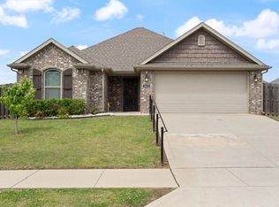 1021 Silverthorn Dr, Centerton, AR 72719