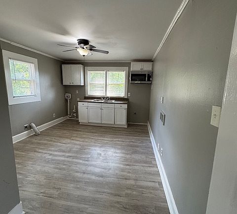 KITCHEN/DINING AREA