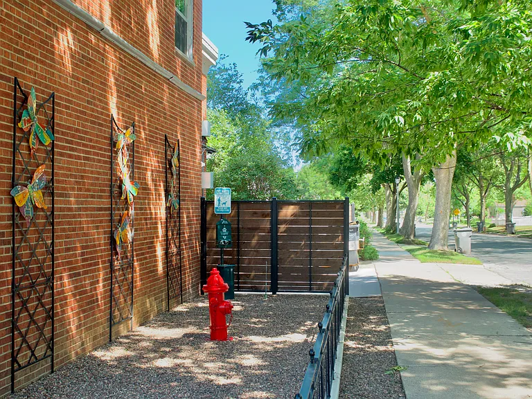 Colonial Court Apartments — Photo 6