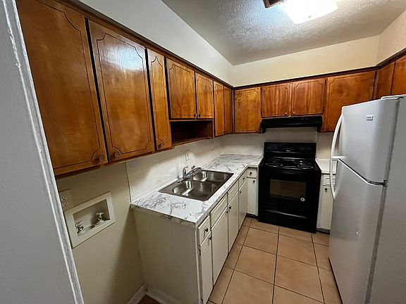2nd image of 621 Hughes St #5