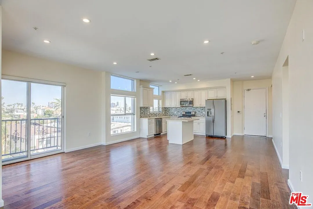 2 bed, 2.0 bath, 1241 sqft, $3,300 — Photo 2
