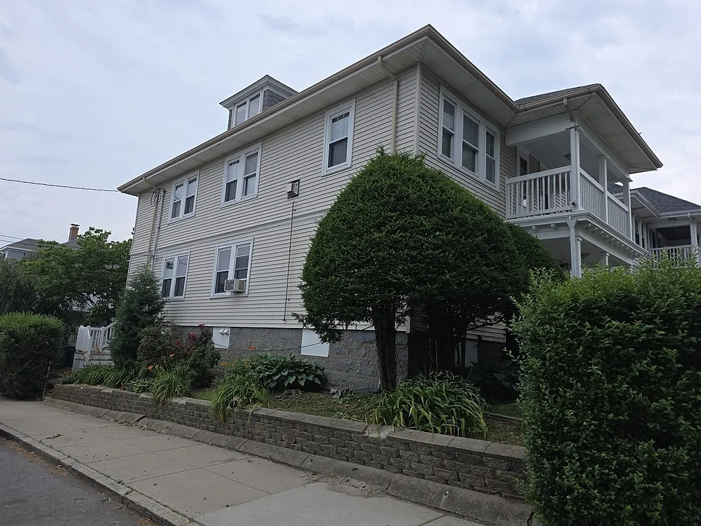 3 bed, 1.0 bath, 1200 sqft, $3,500 — Photo 2
