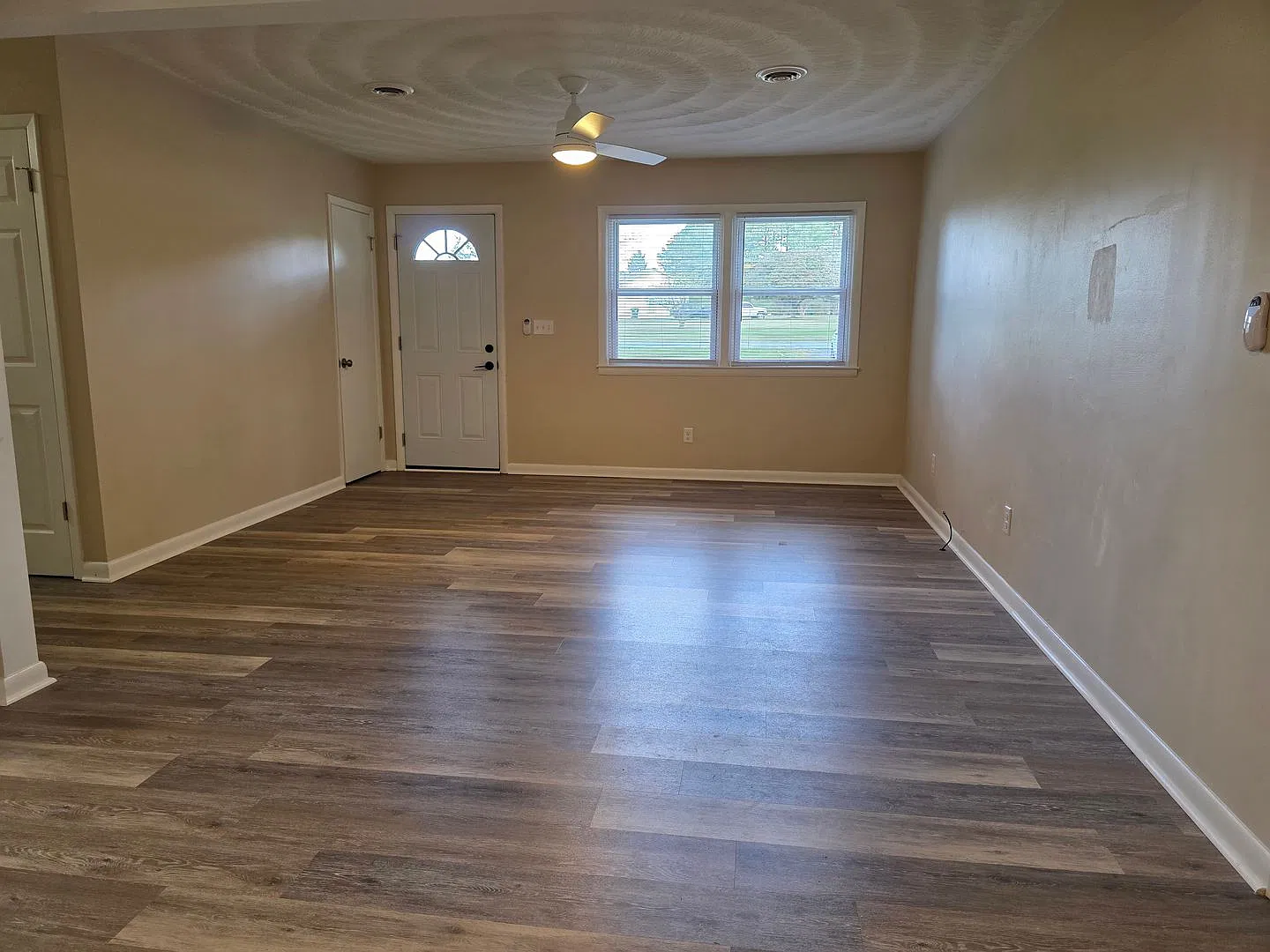 Fully renovated brick rancher located in Smithfield! — Photo 4