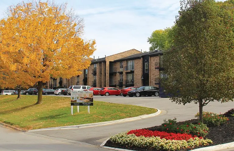 Bristol Square Apartments — Photo 3