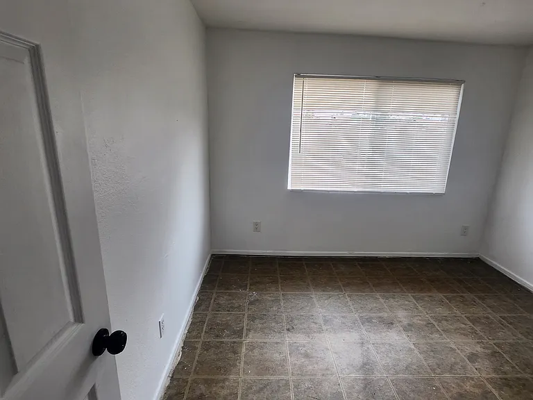 2302 E Broadway Rd — Photo 10