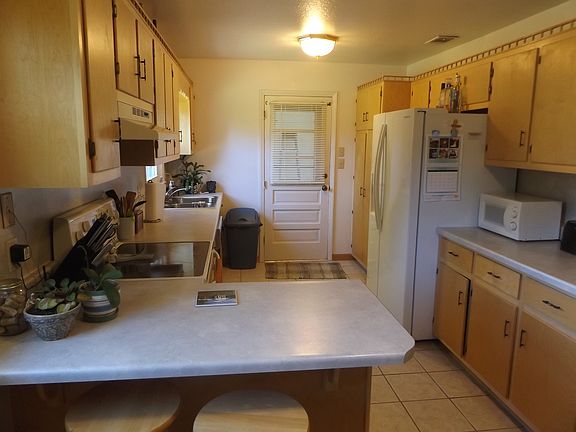 3rd image of 79 Robinson Dr