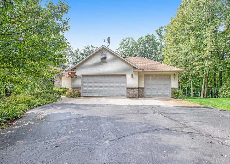 11249 Wild Pond Dr NE Rockford MI Zillow