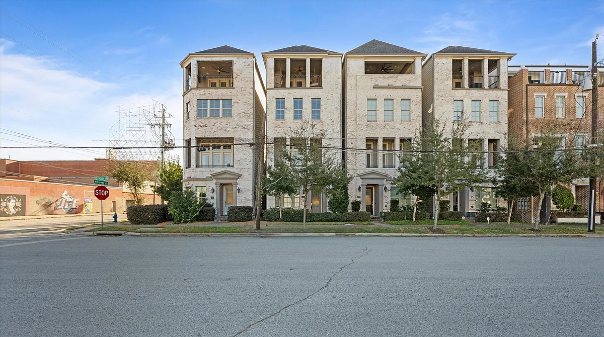 Building Photo - 1005 Saint Charles St