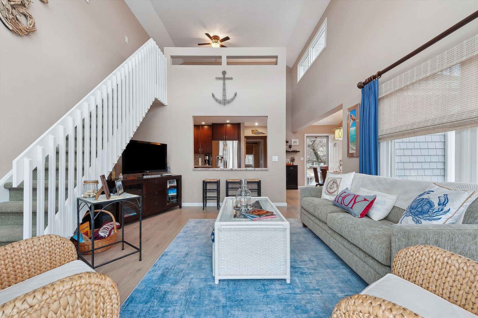  lviging toward kitchen