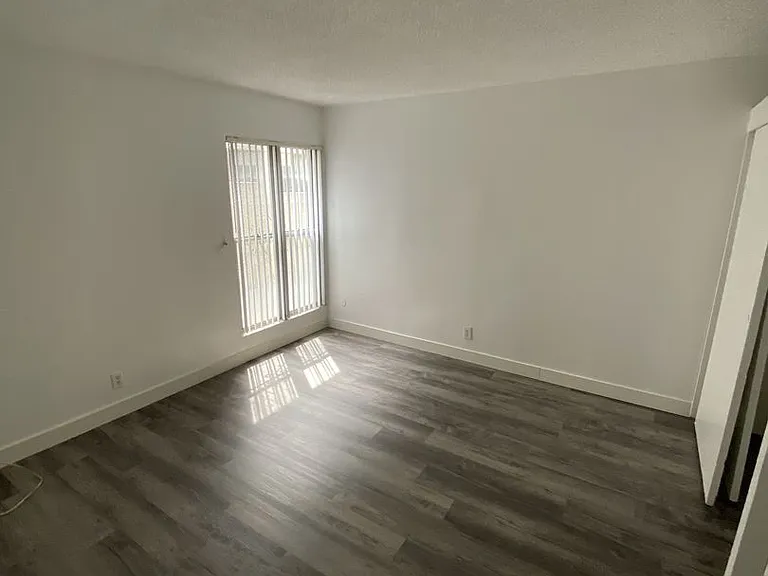 11708 Oxford Ave — Photo 4