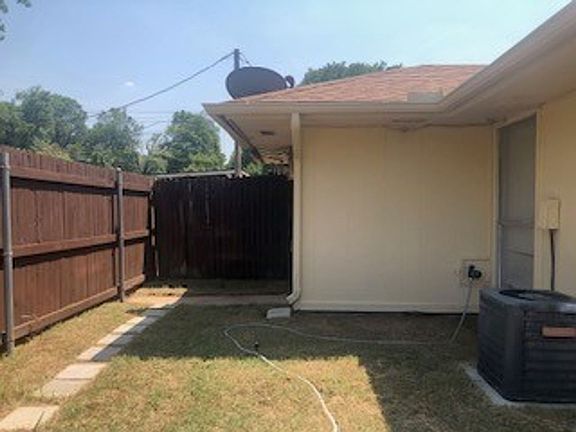3rd image of 715B Oakwood Ln
