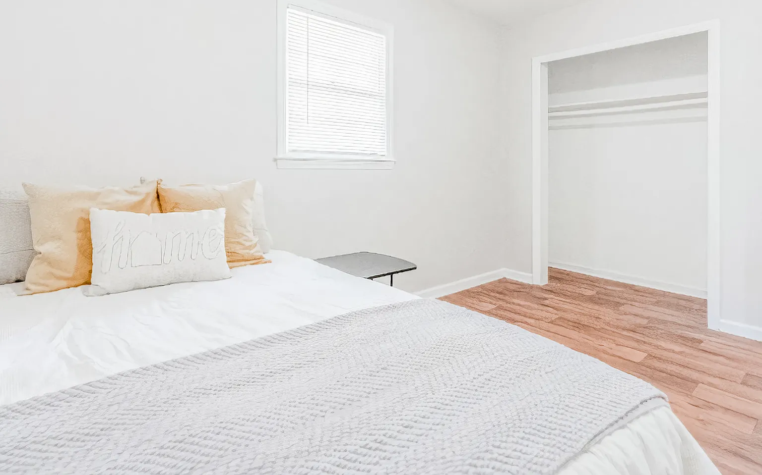4 bed, 3.0 bath, 1374 sqft, $693 — Photo 2