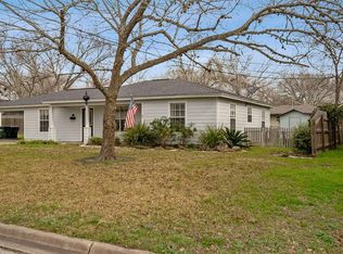 704 N Market St, Hallettsville, TX 77964