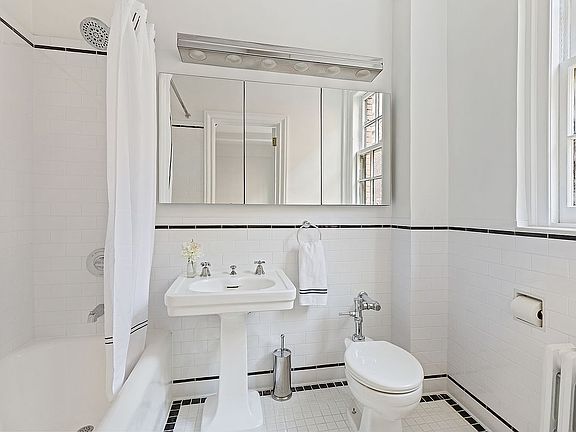 4th image of 40 W 67th St APT 8B