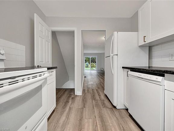 3rd image of 655 Albert St #C