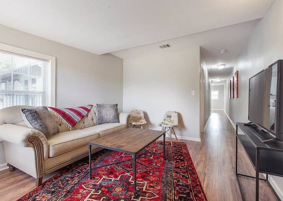 1st image of 1023 W Woodlawn Ave #4