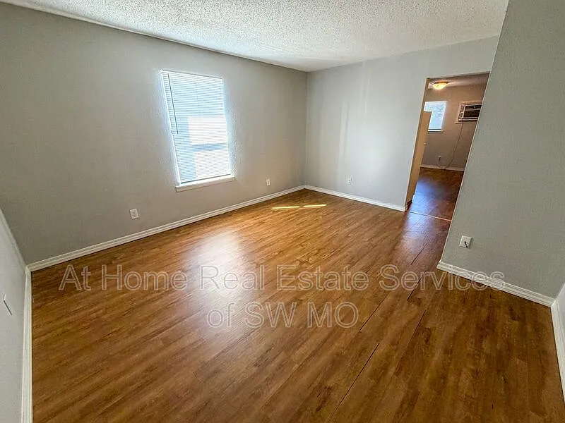 2 bed, 1.0 bath, $930 — Photo 3