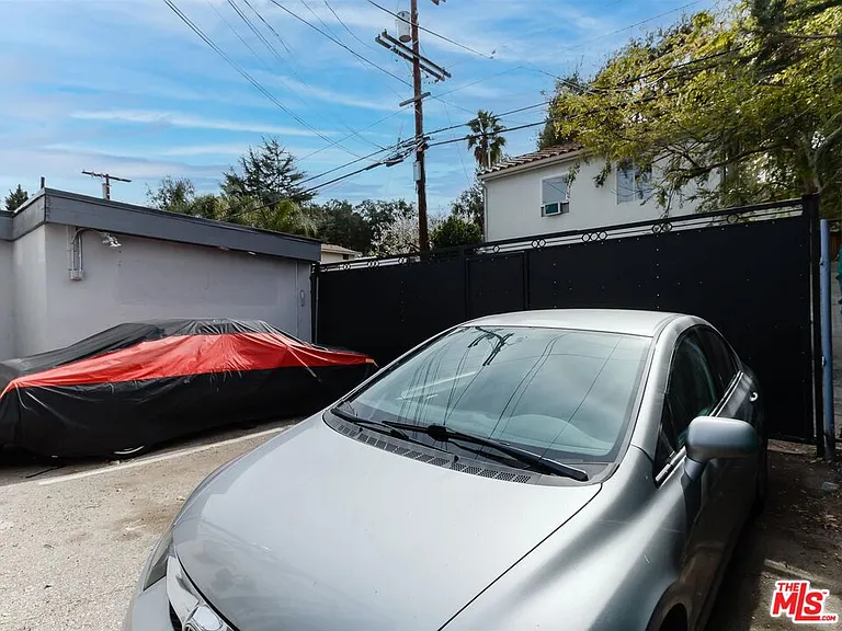 11472 Ventura Blvd #B — Photo 22