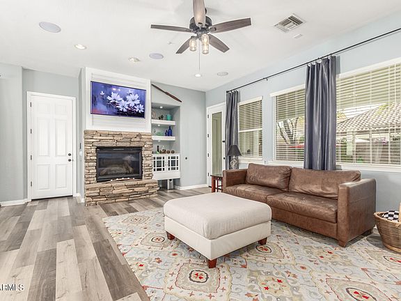 4th image of 909 W SYCAMORE Lane