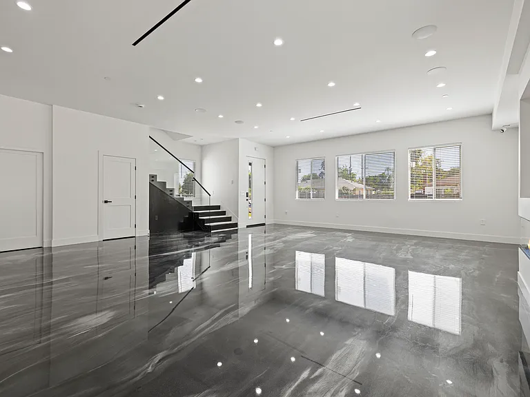 15209 Cohasset St — Photo 18