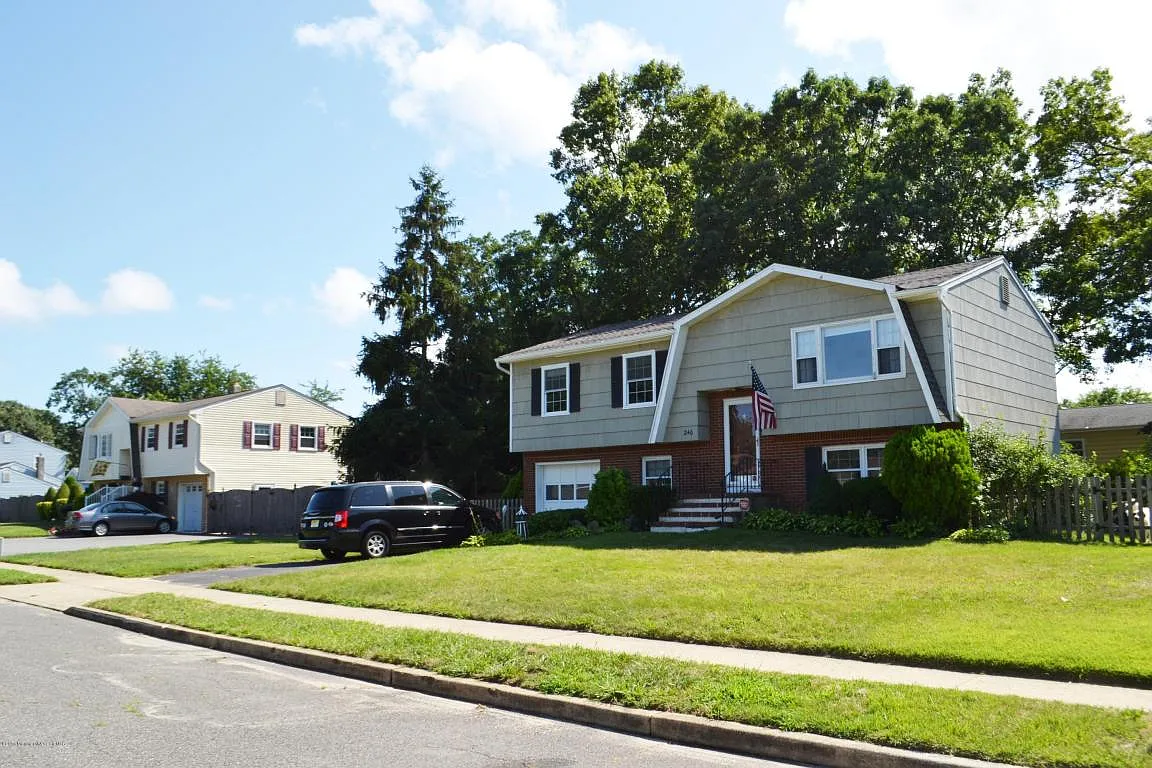 240 Colonial Dr photo 1