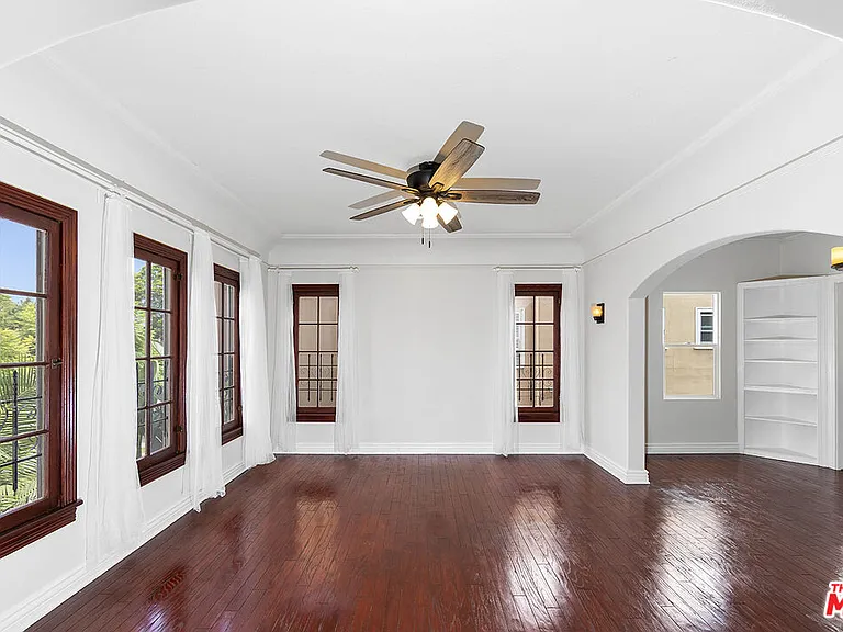 1150 S Tremaine Ave — Photo 2