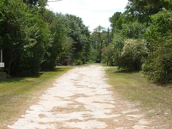 Private drive leads you right to this property.