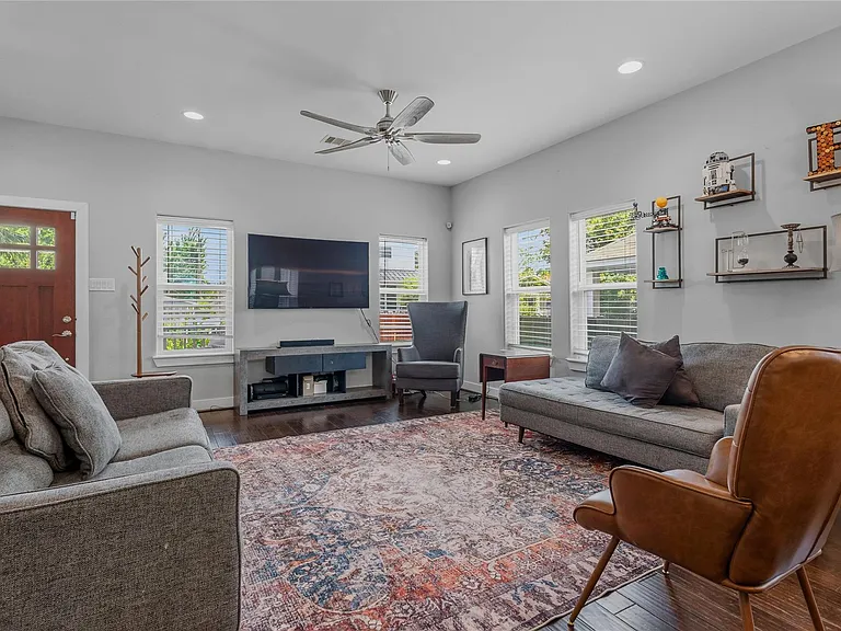 704 Vincent St — Photo 18