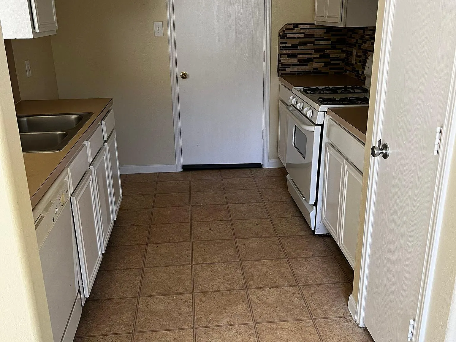 3 bed, 2.5 bath, 1751 sqft, $1,995 — Photo 3
