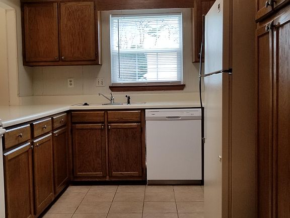 4th image of 413 Canterbury Ct
