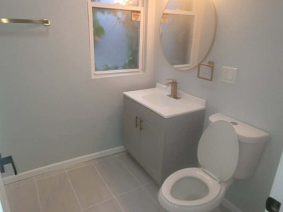 2nd image of 7123 S Rhodes Ave #2